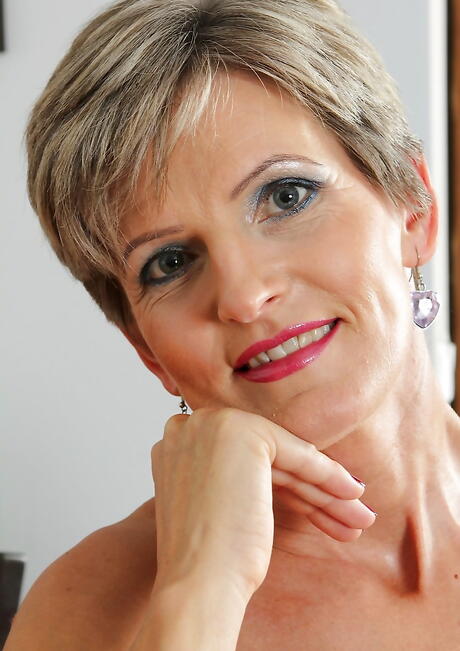 Inviting older Melanie in shorts bares big boobies and spreads her legs 